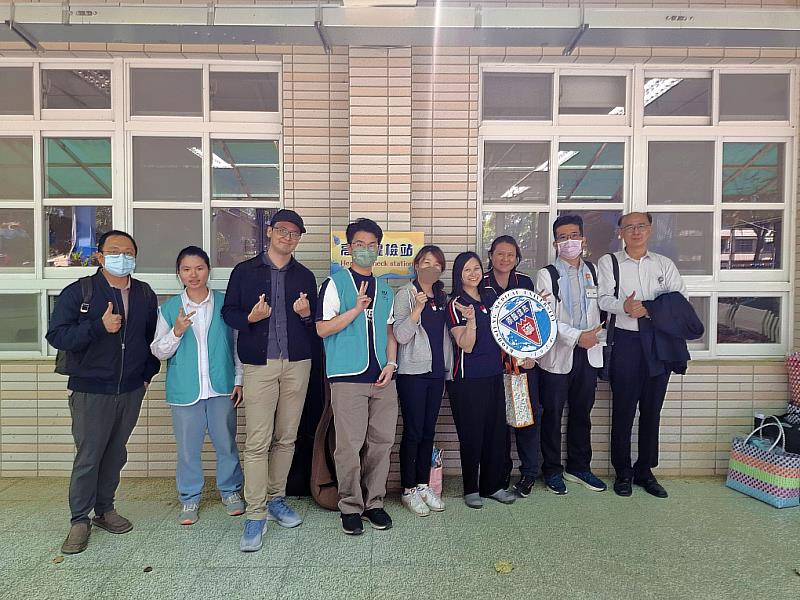 高雄醫學大學永續荖濃人才培育與健康發展計畫協同高醫大附設中和紀念醫院高醫岡山醫院醫療團隊深入六龜為當地居民提供癌症篩檢與肝炎篩檢服務
